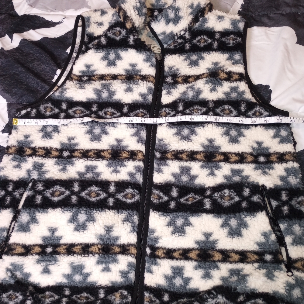 Patterned Fleece Vest - Picture 5 of 6